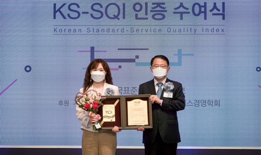 지난 1일 서울 중구 소공동 롯데호텔에서 열린 ‘2021 KS-SQI 인증 수여식’에서 11번가 모선숙 고객중심경영담당(사진 왼쪽)이 한국표준협회 강명수 회장(사진 오른쪽)으로부터 KS-SQI 인증패를 수여받았다.