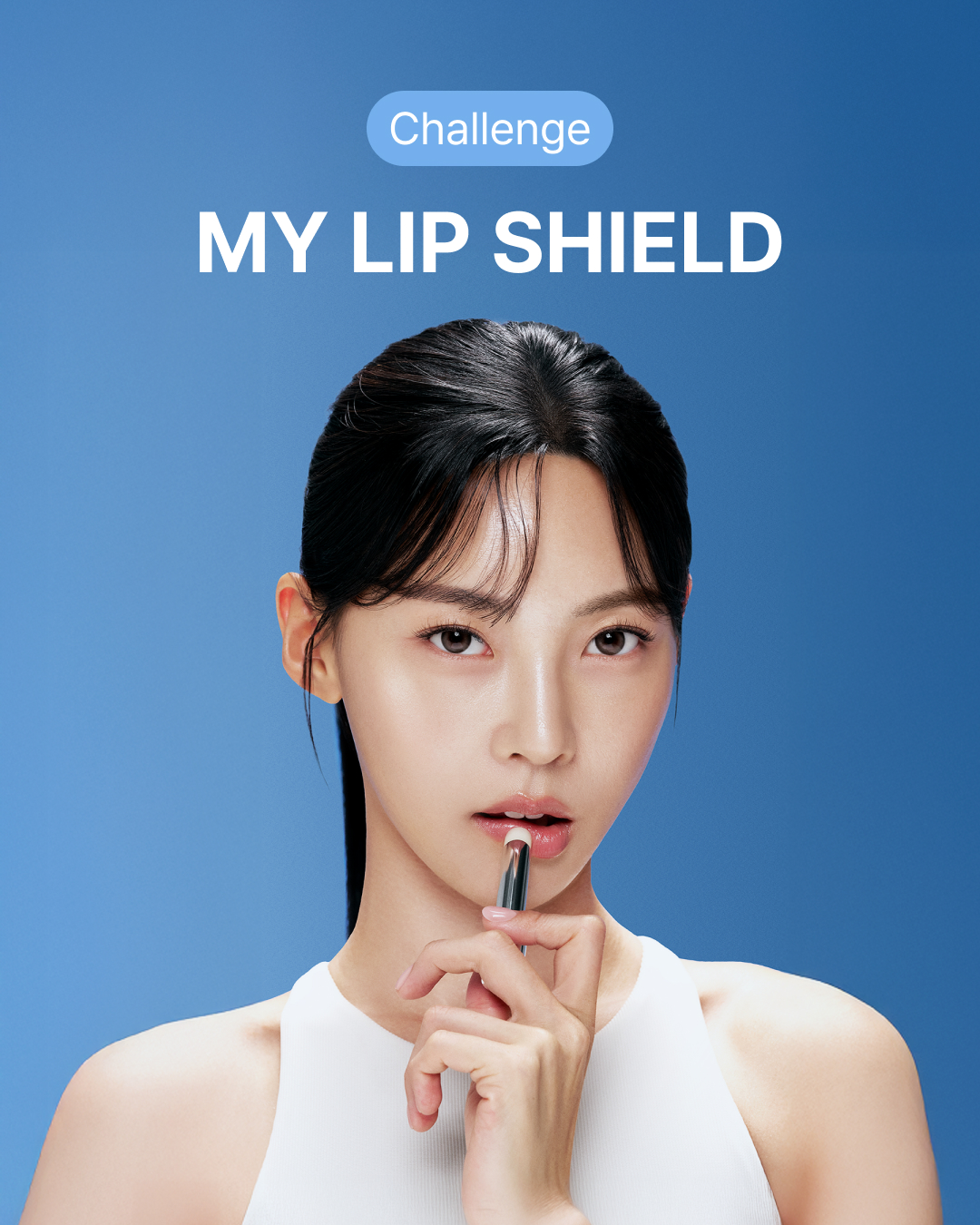 싸이닉 앰배서더 김민지 선수가 신제품 UV 쉴드 에센셜 립밤을 입술에 바르고 있다