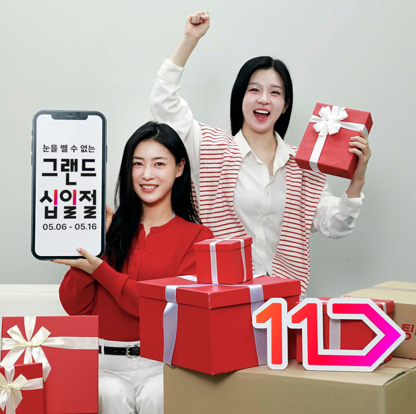그랜드십일절을 맞이해 모델들이 선물박스 사이에서 판넬을 들고 포즈를 취하고 있다
